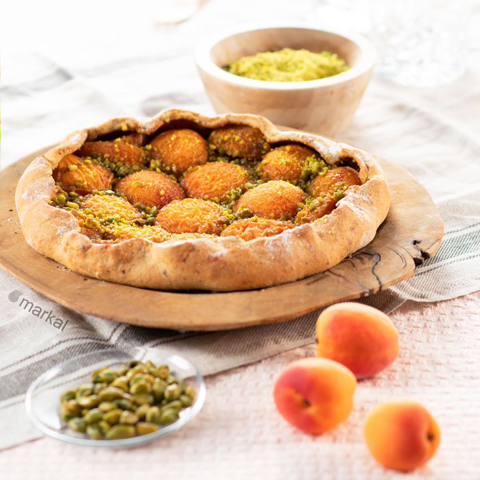 Tarte rustique à l’abricot et à la pistache